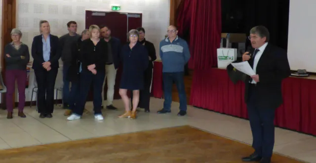 photo  lors de ses vœux, philippe deslandes a présenté aux habitants une rétrospective de l’année 2025.  &copy;  ouest-france 