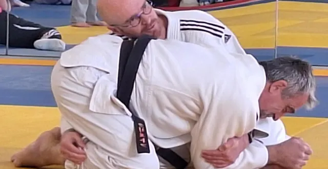 photo  démonstration du professeur willy tortevois et du président du club christophe gonnin.  &copy;  le maine libre 