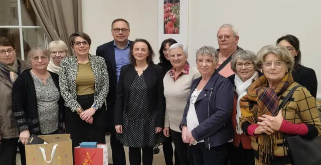 photo  une partie du conseil d’administration entourait nawel aïd (au centre) lors de la petite réception organisée en son honneur.  &copy;  co 