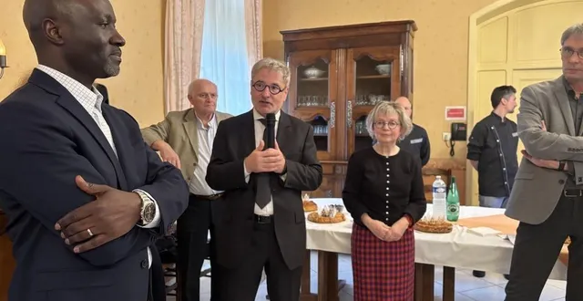 photo  dr keleti kaba, président de la commission médicale de l’établissement, patrick faugerolas, directeur du cpo et elisabeth josset, présidente du conseil de surveillance.  &copy;  ouest-france 