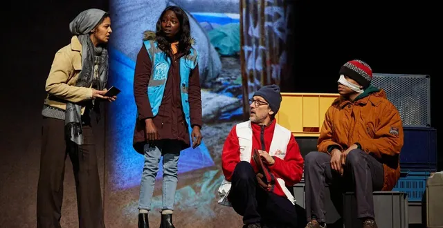 photo  ysmahane yaqini (à gauche sur la photo) est une des comédiennes de la pièce de théâtre passeport, d’alexis michalik, qui sera jouée à flers le 17 janvier 2026. elle a également créé sa propre compagnie, il y a trois ans, les joyeux artisans de la lumière.  &copy;  alejandro guerrero 