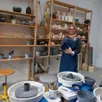 photo  nina ponthou, dans l’atelier qu’elle a aménagé au 4, rue de la marmitière, pour faire découvrir et partager sa passion pour la céramique. 