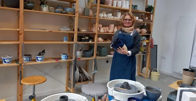 photo  nina ponthou, dans l’atelier qu’elle a aménagé au 4, rue de la marmitière, pour faire découvrir et partager sa passion pour la céramique.  &copy;  ouest-france 