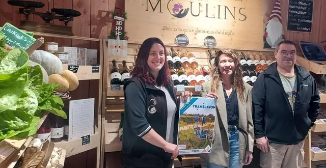 photo  lucie macault, chargée d’œnotourisme au domaine des deux-moulins, a accueilli marion lever, chargée d’affaires à l’office de tourisme anjou vignoble et villages, et frédéric garreau, bénévole chargé des parcours, afin de présenter le programme de la translayon 2026.  &copy;  ouest-france 