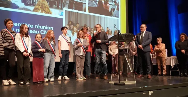 photo  martial méaude (avec le micro) a présenté le conseil municipal des jeunes.   &copy;  le maine libre 