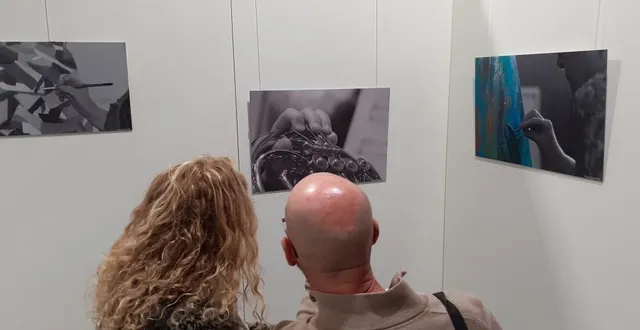 photo  des gros plans, en noir et blanc, sur le travail manuel. des touches de couleurs soulignent parfois la puissance de création.  &copy;  ouest-france 