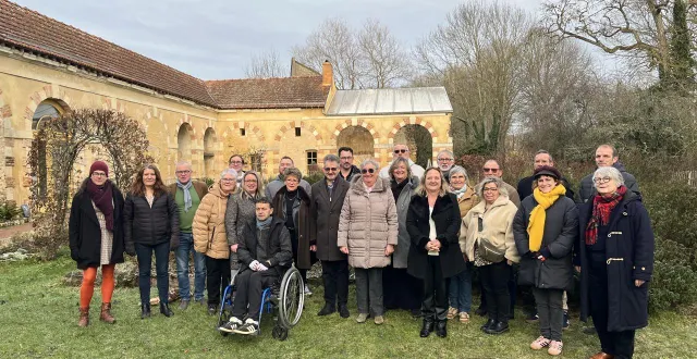 photo  marie-claude rouillon (au centre) entourée de ses 22 colistiers.  &copy;  le maine libre 