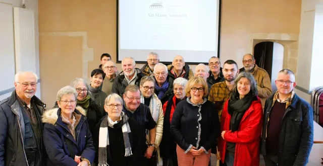 photo  marie-noëlle leroi (troisième à droite, au premier rang), entourée des membres du bureau et des adhérents présents lors de la réunion, confirme le dynamisme de l’association artistique.  &copy;  le maine libre 