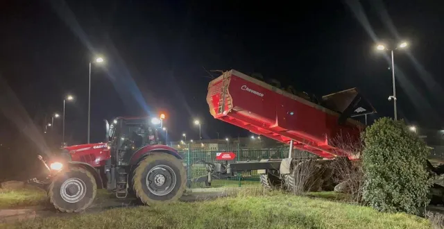 photo  d’après les syndicats fdsea et jeunes agriculteurs, une cinquantaine d’agriculteurs se sont réunis mardi 13 janvier 2026, lors d’une action menée près de la centrale carrefour d’allonnes, près du mans (sarthe).  &copy;  facebook fdsea 