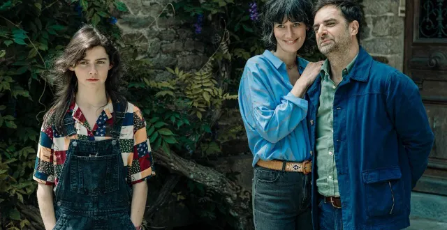 photo  sarah pachoud, clotilde hesme et grégory montel à leur arrivée sur l’île de kernolé, dans « le signal 149 khz », une série inédite diffusée sur novo 19 dès le 29 janvier 2026 et en avant-première au cinéville de lorient le 20 janvier 2026.  &copy;  rebecca vaughan cosquéric/gaumont 