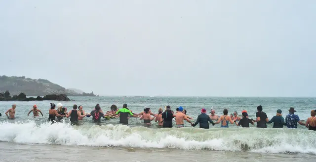 photo  accompagnées par une petite section des sonerien an tevenn, chaudement vêtue et waterproof pour l’occasion, les naïades ont entamé une gavotte aquatique dans les rouleaux de la plage de gwen trez.  &copy;  ouest-france 