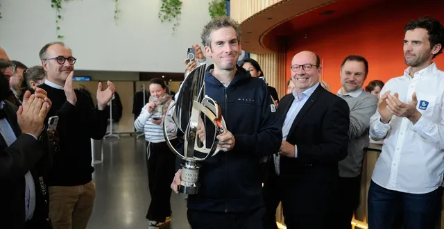 photo  trophée en main un an jour pour jour après son sacre, charlie dalin a été chaleureusement applaudi par les équipes de la macif ce mercredi 14 janvier.  &copy;  co - christophe bernard 