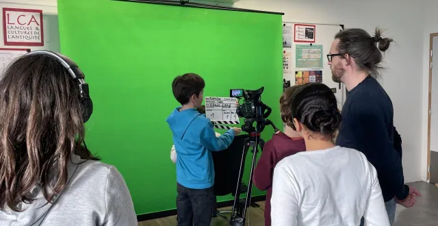 photo  la classe à horaires aménagés du collège anne tiraqueau s’entraîne à manipuler le matériel technique.  &copy;  ouest france 