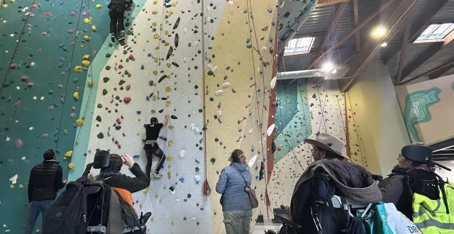 photo  bassa mawem (à droite) assure l’un des participants, ce mardi 13 janvier 2026. dans la salle climb up du mans, des personnes en situation de handicap découvrent l’escalade tout au long de la semaine.  &copy;  ouest-france 