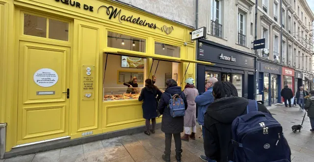photo  difficile de résister à l’appel de la madeleine en passant rue de l’étoile.  &copy;  le maine libre - fabrice gandon 