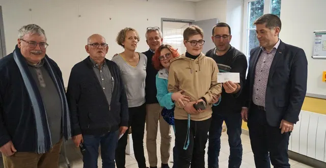 photo  abbé raymond hébert ; jacques besnard, vice-président du comité ; marie-laure david, adjointe déléguée de beauchêne ; christophe lecordier, adjoint de tinchebray-bocage ; glwadys gougeon et son fils arsène ; stéphane avenel, président du comité ; jérôme nury, député de l’orne.  &copy;  ouest-france 