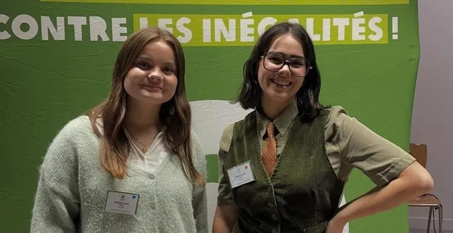 photo  léna de sousa (à droite), ici avec une bénévole d’oxfam, animera la discussion à l’issue de la projection du film au cinéma lux de caen (calvados), jeudi 15 janvier 2026.  &copy;  oxfam 