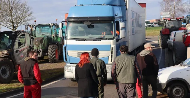 photo  les agriculteurs ont arrêté des camions, à argentan, pour vérifier les nourritures qu’ils transportaient.  &copy;  ouest-france 