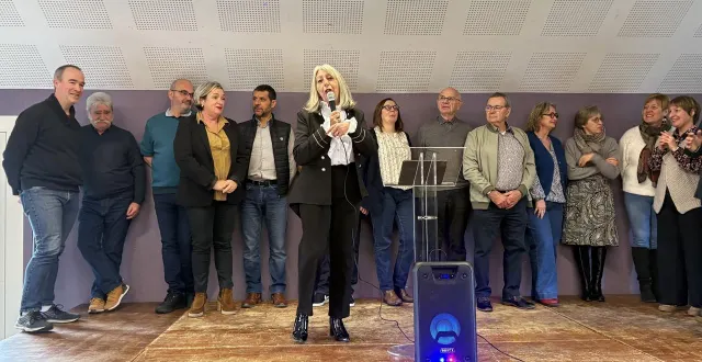 photo  martine crnkovic, très émue, a pu remercier à travers son discours les habitants de louailles, en présence de l’ensemble de l’équipe municipale.  &copy;  ouest-france 