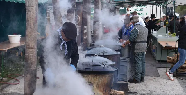photo  la cuisson dans les chaudières donne un goût particulier à la pot bouille.  &copy;  archives ouest-france 