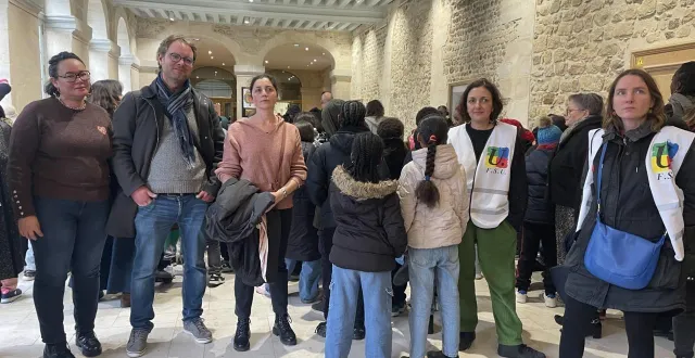 photo  près de 200 enfants de l’école eluard-sablonnière, au mans, ont investi le hall de l’hôtel de ville, lundi 12 janvier 2026, pour réclamer du chauffage dans leurs classes.  &copy;  archives ouest-france 