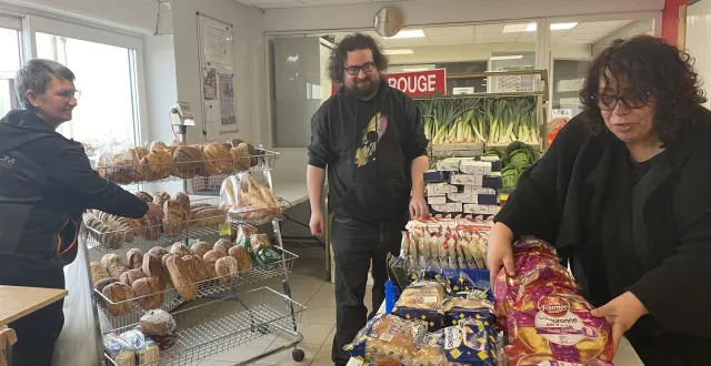 photo  jour de distribution alimentaire pour la croix-rouge de parthenay. ici, patricia (à gauche), benoît et farida, la responsable.  &copy;  co – lucas jariais 