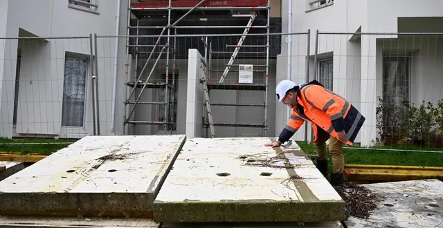 photo  angers, le 19 décembre 2025. ces murs de refend béton serviront à réaliser un cheminement piétonnier.  &copy;  co – josselin clair 