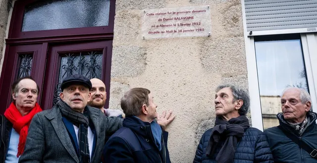 photo  pierre-nicolas cléré, coproducteur du spectacle « balavoine, ma bataille », a improvisé un discours devant la maison natale du chanteur, à alençon (orne), quelques heures avant le premier concert de la tournée, ce mercredi 14 janvier 2026.  &copy;  justin picaud / ouest-france 