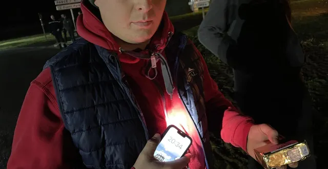 photo  aubin pageot, président des jeunes agriculteurs du canton de loué, montre une plaquette de beurre avec cinq pays comme origine.  &copy;  le maine libre 