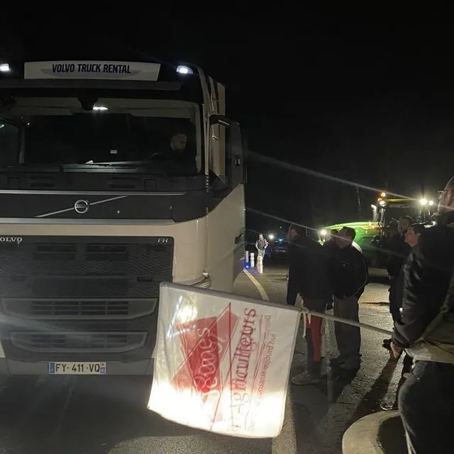 photo les agriculteurs mènent des contrôles sur l’axe angers-rennes ce mercredi 14 janvier 2026.  ©  ouest-france