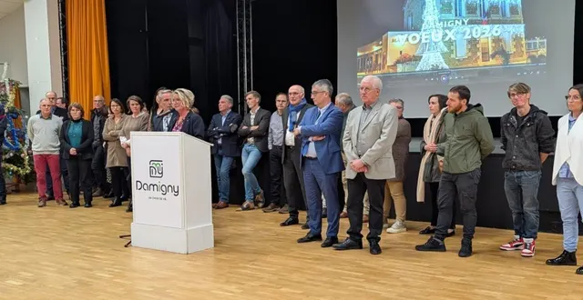 photo  l’équipe municipale et les agents de damigny, autour d’anita paillot, maire, assistée de michel génois et bertrand deniaud.  &copy;  ouest-france 