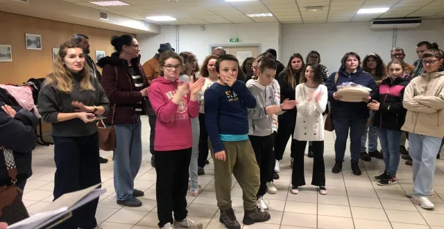 photo  mardi soir c’est le temps des remises de lots aux participants au jeu « enquête en pays de l’aigle »  &copy;  ouest-france 