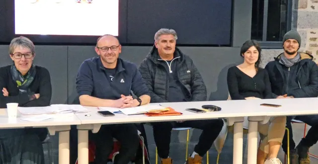 photo  isabelle baudu, trésorière ; jérôme chanat, président ; laurent ducatez, entraîneur ; mylène baudu, représentante féminine ; simon pizzamiglio, responsable des animations.  &copy;  ouest-france 