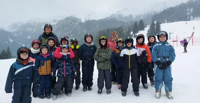 photo  ils ont bien failli ne pas s’y rendre. les conditions météorologiques (neige et verglas) ont compliqué le départ des enfants de l’école du petit anjou en classe de neige, mardi 6 janvier. les écoliers ont finalement pu se rendre en bus, le lendemain, à saint-paul-en-chablais, sur le bassin-versant du lac léman. ils ont rejoint leur commune d’origine mardi 13 janvier, par le train cette fois.  &copy;  co 