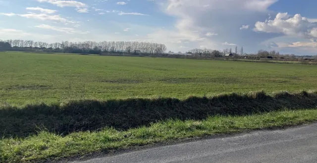 photo  à tiercé, un terrain, au croisement de la route de la valerie et de la route de seiches, est réservé pour y établir le centre d’accueil des gens du voyage.  &copy;  ouest-france 