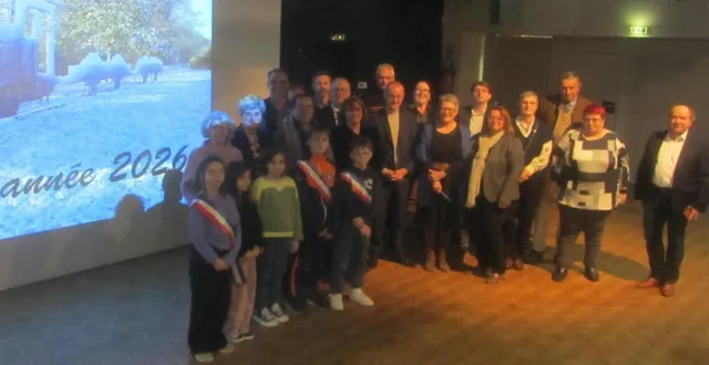 photo  marie-ange fouchereau entourée de ses adjoints, de représentants du conseil desenfants et des instances départementales et sénatoriales, à l’issue de sa dernière cérémonie de vœux.  &copy;  ouest-france 