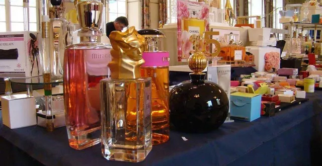 photo  des centaines de flacons de parfum, échantillons et miniatures, seront présentées.  &copy;  archives le maine libre 