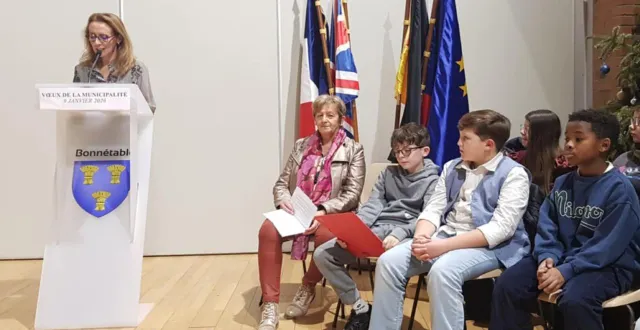 photo  marie-laure pléver et le conseil municipal jeunes, mis à l’honneur lors des vœux.  &copy;  le maine libre 