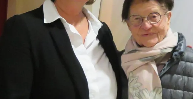 photo  karine mullet (à gauche), maire d’aigné, avec odette roger, centenaire qui habite le village d’aigné depuis plus de quarante ans.  &copy;  le maine libre 