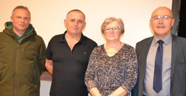 photo  sylvie le floch et pascal leguy avec le maire à droite et le remplaçant de pascal.  &copy;  le maine libre 