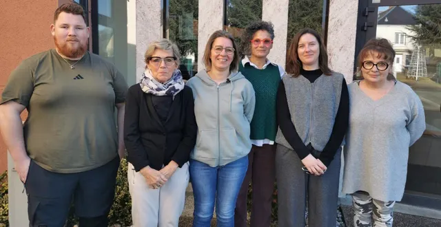 photo  les agents recenseurs : valentin mettay, carole barrier, martine avice langlais, céline husset et sylvie corneille gubert, ici aux côtés de guenaëlle froger, (haut vert) agent du service à la population (manque frédérique gross).  &copy;  le maine libre 