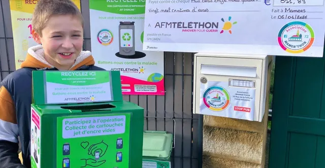 photo  léo, à l’origine de cette initiative solidaire et environnementale, pose fièrement la boîte de collecte devant le siège de l’associationmamer’thon, au n° 55, rue de la tallerie à mamers.  &copy;  le maine libre 