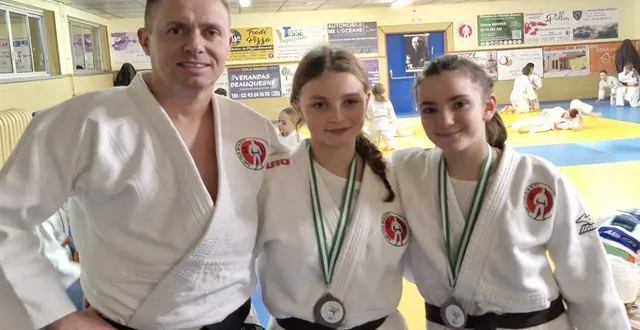 photo  david mezerette, professeur, présente ces deux jeunes qualifiées.  &copy;  le maine libre 