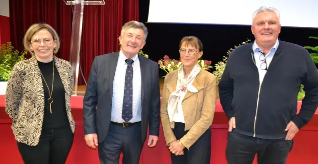 photo  pascal lelièvre, entouré de ses adjoints, a présenté ses vœux aux habitants de solesmes, venus en nombre.  &copy;  le maine libre 