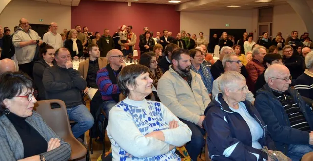 photo  la salle des fêtes était bien garnie pour la cérémonie des vœux.  &copy;  le maine libre 