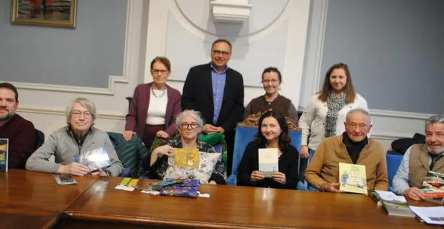 photo  en présence de frédéric mortier, maire de longué-jumelles, sylviane le coq, adjointe au patrimoine, manon ouvrard, agent d’accueil, marie lemadec, responsable médiathèque à l’agglo saumur, les auteurs écrivains ont été reçus en mairie ce lundi 12 janvier pour présenter leurs ouvrages.  &copy;  co 