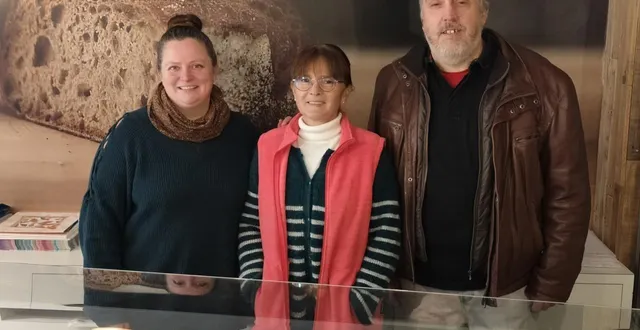 photo  clara prioux entourée de christine et alexis thépénier, les repreneurs et boulangers à brain-sur-allonnes.  &copy;  co 