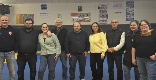 photo  elodie sadouetb (sixième de gauche à droite) aux côtés de membres du bureau, du conseil d’administration et de professeurs.  &copy;  co 