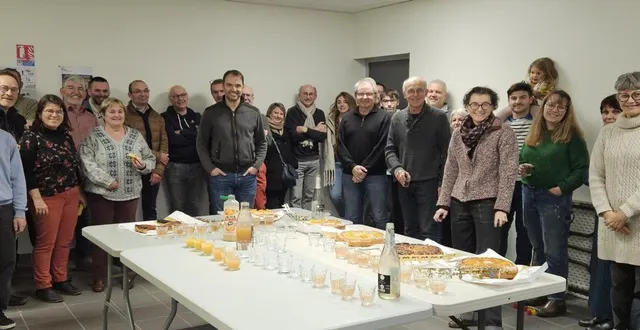 photo  le président, guillaume pommier (septième à partir de la gauche), en présence des adhérents du tennis-club.  &copy;  co 