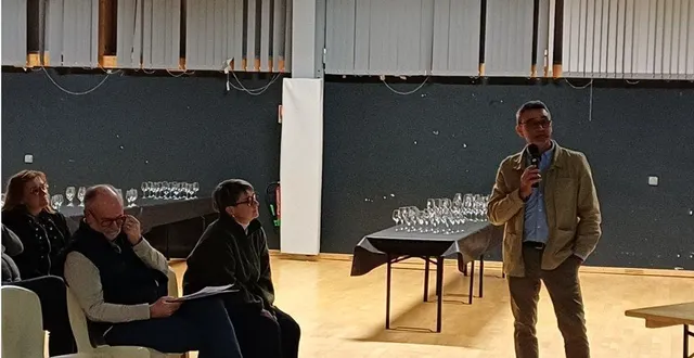 photo  maire délégué de thouarcé, jean-françois vaillant a présenté ses derniers vœux aux thouarcéennes et thouarcéens, en présence de jean-yves le bars, maire délégué de bellevigne-en-layon.  &copy;  co 